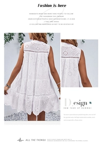 Detaillierte Nahaufnahme feiner Blumenstickerei auf einem weißen Sommerkleid