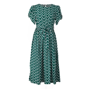 Détail de la robe plissée vert foncé à fleurs avec manches bouffantes et ceinture