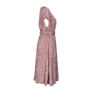 Detail of dusty pink floral midi dress with V-neck and stylish waist ring buckle