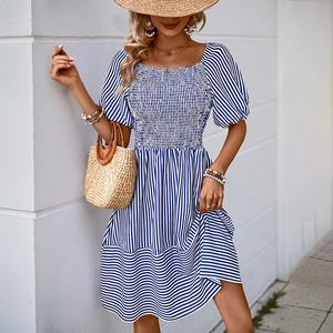 Blau-weiß gestreiftes Sommerkleid mit Puffärmeln und Details an der Smok-Taille