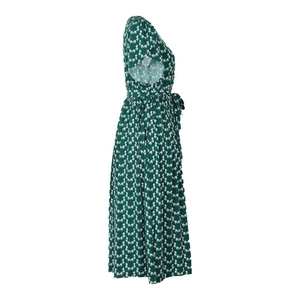 Détail de la robe d'été fleurie vert foncé avec lien à la taille et ourlet plissé