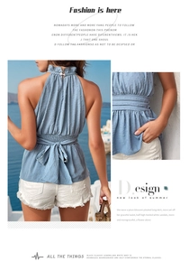 Details des hellblauen Neckholder-Tops mit Rüschenhalsausschnitt und Bindegürtel