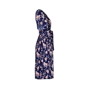 Détail d'une robe d'été à fleurs avec manches à volants et jupe plissée en bleu marine
