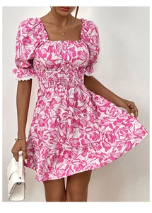 Détail de la robe à fleurs tulipes roses avec manches bouffantes et taille froncée
