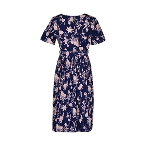 Détail d'une robe d'été fleurie avec fermeture à bouton au dos et texture de jupe plissée