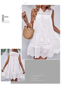 Detailansicht weißes ärmelloses Boho-Kleid mit Blumenstickerei und Quasten-Bindebändern