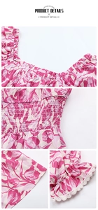 Détail de robe rose fleurie avec tissu élastique froncé et bordure en dentelle blanche