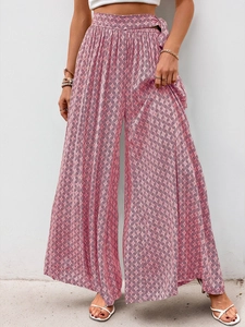 Détail du pantalon palazzo à imprimé géométrique rose, taille haute et lien latéral