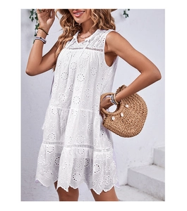 Nahaufnahme der weißen Lochstickerei-Spitze und des gestuften Rüschenrocks am Sommerkleid