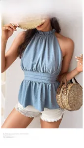 Detail des himmelblauen Neckholder-Tops mit strukturierten Jacquard-Punkten und Rüschensaum