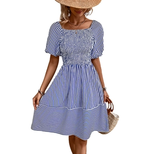 Blau-weiß gestreiftes Kleid mit gerafftem Oberteil, Puffärmeln und A-Linien-Silhouette