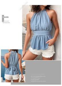 Detailansicht eines hellblauen Neckholder-Tops mit Swiss Dot Muster und Rüschensaum