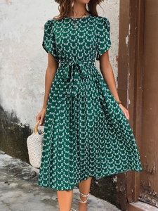 Robe Midi Élégante à Imprimé Floral Tulipe pour Femmes Col Rond Manches Courtes Pétales Robe Trapèze Plissée Avec Ceinture Été Casual