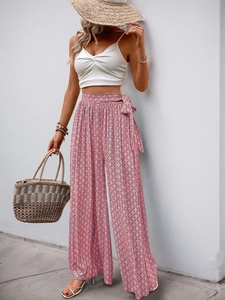 Détail du pantalon large à imprimé géométrique avec taille haute et ceinture à nouer