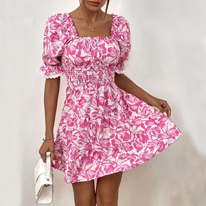 Robe Mini pour Femmes Douce avec Imprimé Floral Tulipe Rose Col Carré Manches Bouffantes Taille Smokée Jupe à Étages Bordure en Dentelle Vacances d'Été