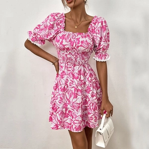 Robe d'été rose à fleurs avec manches bouffantes et taille élastique plissée coupe A-line