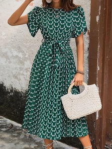 Robe plissée vert foncé à manches courtes avec imprimé tulipes et ceinture nouée