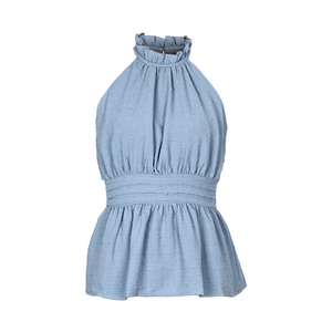 Detail des hellblauen Neckholder-Tops mit Schweizer Punkten, Rüschenhals und Schößchen-Taille