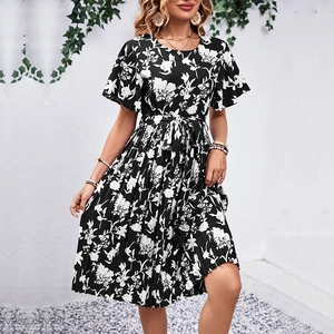 Robe d'été fleurie pour femme avec manches courtes, ceinture et jupe plissée