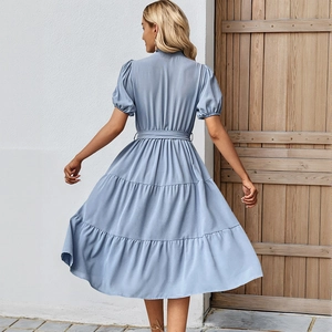 Robe mi-longue bleu clair à volants avec manches bouffantes et ceinture, vue de derrière