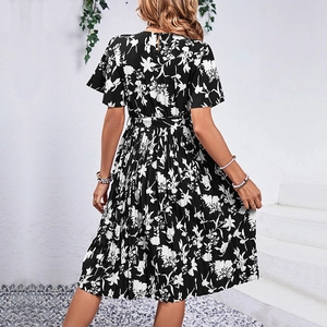Robe midi fleurie à manches courtes avec jupe plissée et ceinture, vue de dos sur mannequin