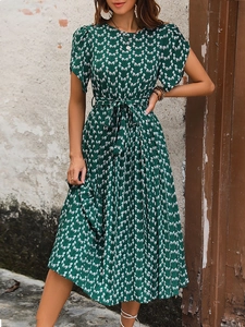 Robe plissée verte à imprimé fleuri avec manches courtes et ceinture pour l'été élégant