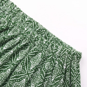 Détail de la taille élastique haute avec imprimés géométriques bohèmes sur le pantalon
