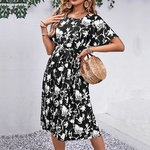 Robe midi d'été élégante à fleurs avec jupe plissée et ceinture à la taille