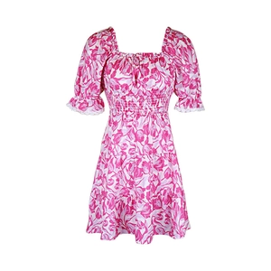 Robe d'été fleurie avec manches bouffantes et taille smockée en rose et blanc