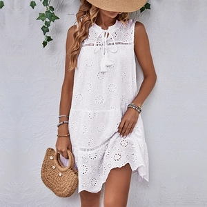 Damen Böhmisches Weißes Lochstickerei Ärmelloses Midi Kleid V Ausschnitt Quasten Bindung Gestuftes Sommer Urlaub Party Kleid