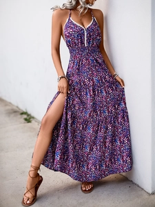 Détail d'une robe maxi fleurie avec bordure en dentelle blanche et fente latérale