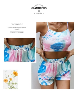 Détail de l'ensemble débardeur et short tie-dye avec logo Pacific Sunshine et cordon