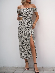 Detalle del vestido con estampado de cebra, hombros descubiertos y abertura lateral
