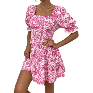 Robe courte fleurie rose trapèze avec manches bouffantes et ourlet à volants chic