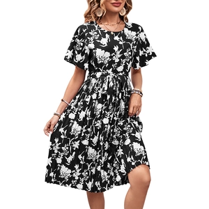 Robe d'été à fleurs avec ourlet plissé, manches volantées et ceinture à nouer