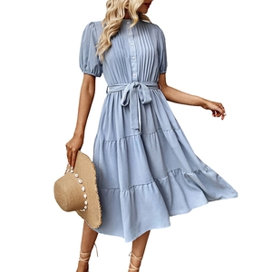 Robe à étages bleu clair à manches courtes avec buste plissé et ceinture