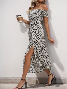 Detalle del vestido maxi con estampado de cebra, hombros descubiertos, abertura y cintura elástica