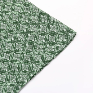 Vue macro détaillée de l'imprimé floral géométrique vert et de la texture du tissu