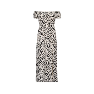 Detalle del estampado de cebra y la abertura lateral de este vestido largo con hombros caídos