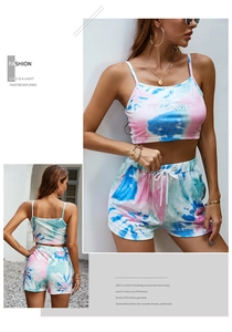 Détail de l'ensemble tie-dye deux pièces pour femme avec crop top et short à cordon