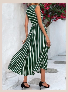 Dettaglio dell'abito smanicato a righe verdi e bianche con orlo a strati irregolare