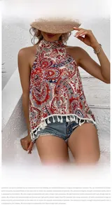 Gros plan du haut licou bohème avec imprimé paisley et pompons à franges blancs