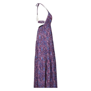 Détail d'une robe longue fleurie dos nu avec bretelles licou et jupe à volants étagés