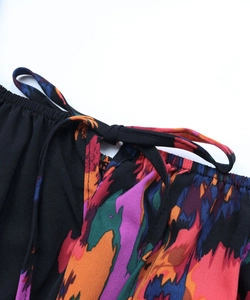 Détail de l'imprimé abstrait coloré sur combishort taille haute avec cordon de serrage