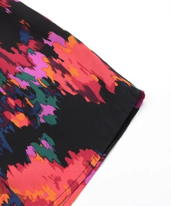 Détail de l'imprimé graffiti abstrait coloré sur le tissu de la combinaison