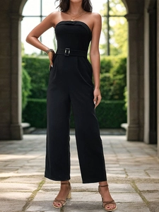 Combinaison bustier noire élégante avec ceinture à boucle carrée en décor extérieur