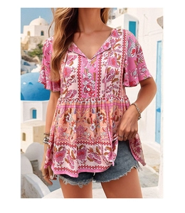Photo en extérieur de la blouse bohème rose à fleurs avec manches à volants et col V