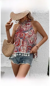 Détail du haut dos nu bohème avec ourlet à franges blanches et motifs paisley vintage