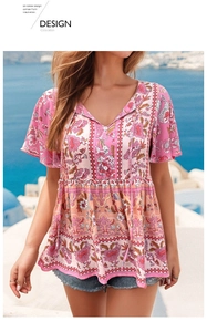 Gros plan d'une blouse à fleurs rose avec col en V et manches à volants