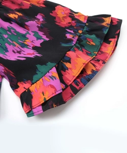 Vue détaillée de l'imprimé abstrait coloré et des manches à double volants